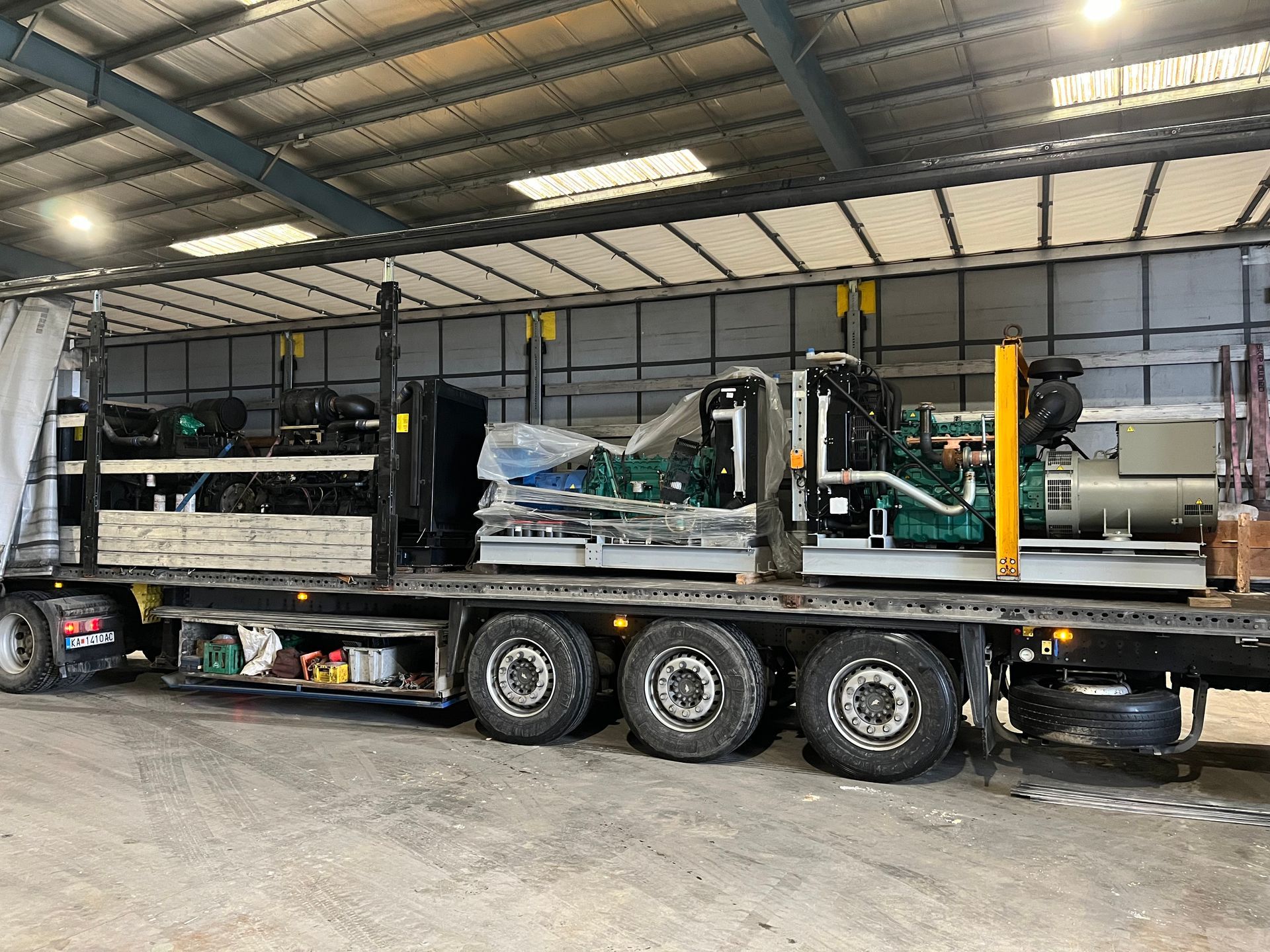 Moteurs et groupes électrogènes chargé dans un camion