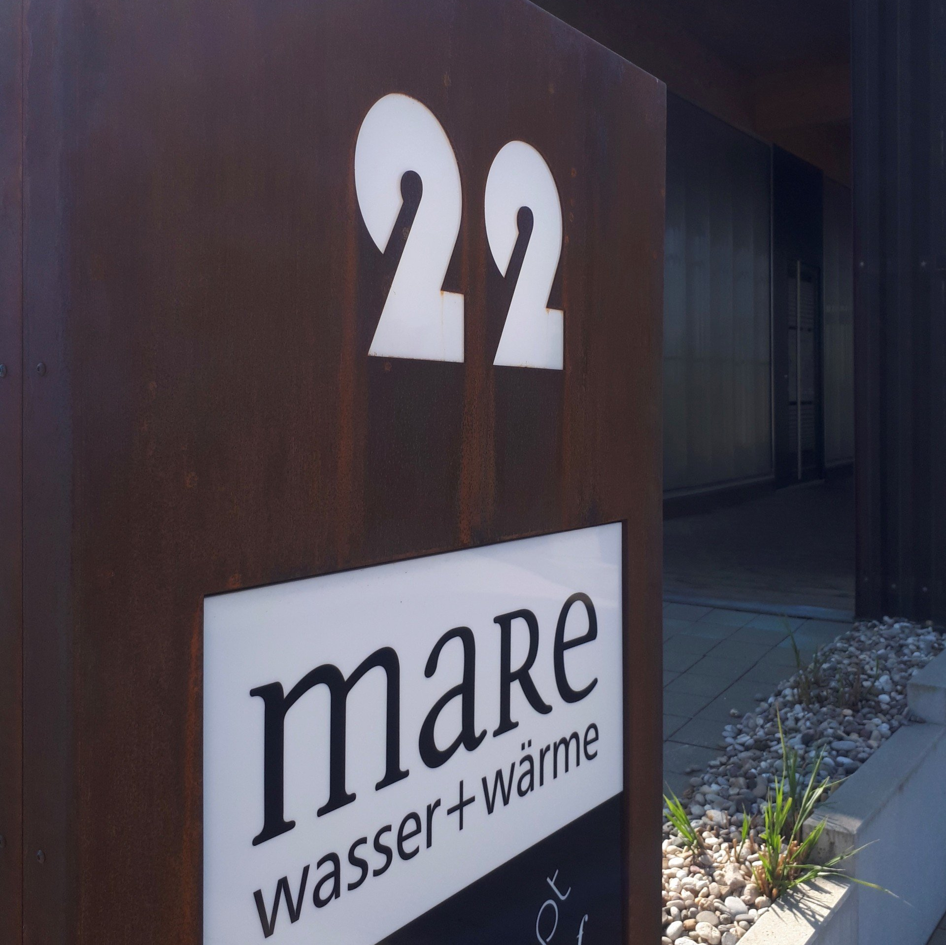 Firmenschild maRe wasser + wärme mit 22 als Hausnummer