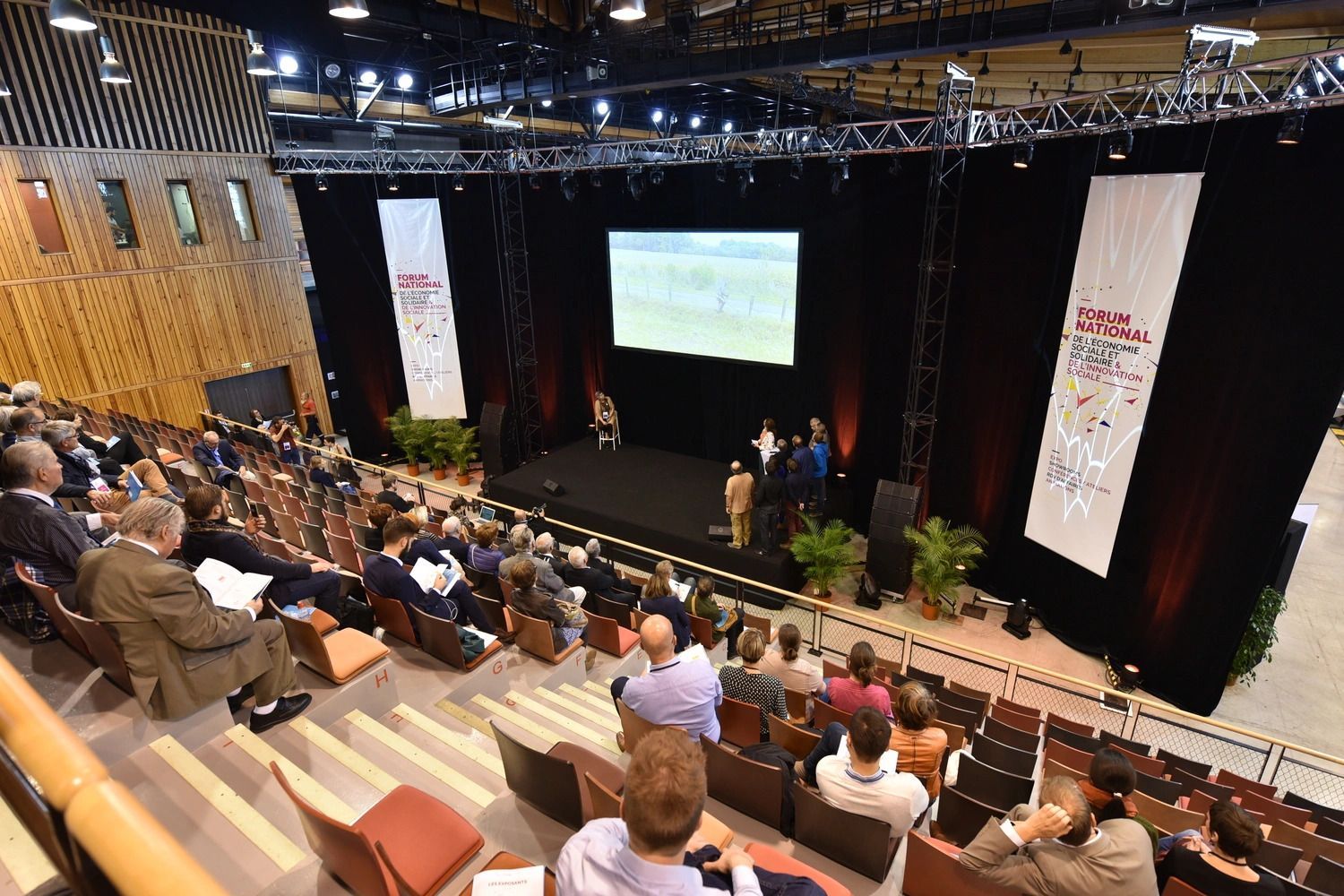 Grande hall de l'Acclameur en configuration d'événement d'entreprise