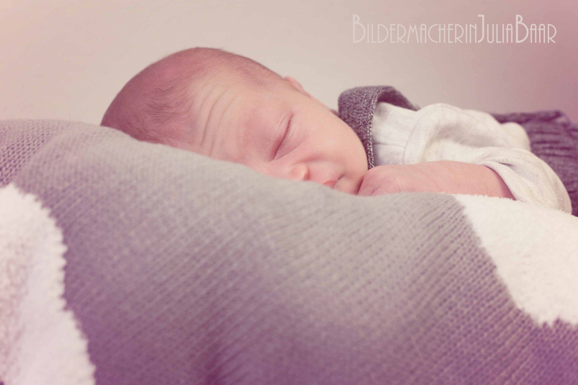 Bildermacherin Julia Baar, Fotograf in Rostock, Fotografin in Rostock, Fotograf Rostock, Fotografin Rostock, Babyfotograf, Babyfotograf in Rostock, Babyfotografin Rostock, Neugeborenenbilder, Familienfotograf, Babyshooting, Babybilder Rostock, Fotograf in Rostock, Fotografin in Rostock