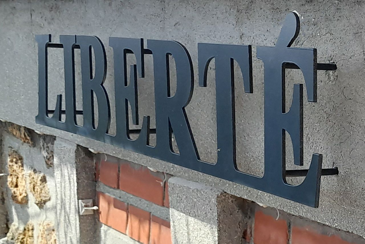 Enseigne de mairie en acier avec devise républicaine