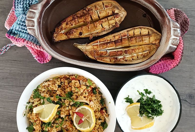 Gebackene Aubergine mit Bulgursalat