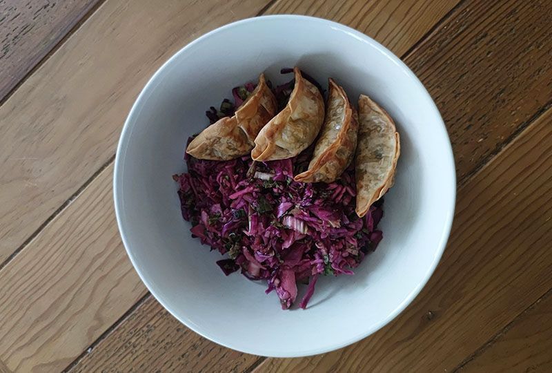 Asiatischer Krautsalat mit Dumplings Asiatischer Krautsalat mit Dumplings
