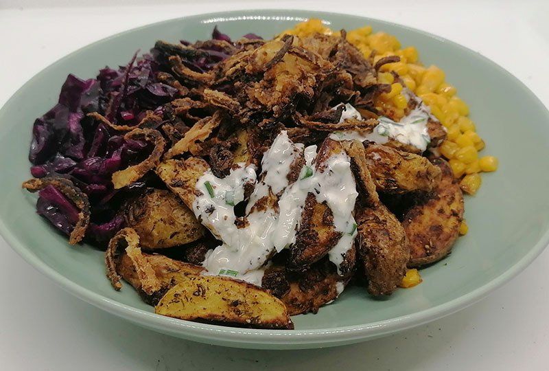 Cajun Kartoffelbowl Ofengemüse-Salat mit Spiegelei