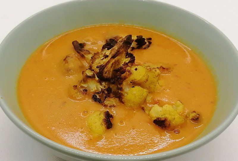 Curry-Linsensuppe mit gebackenem Blumenkohl Curry-Linsensuppe mit gebackenem Blumenkohl