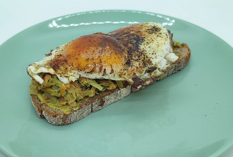 Gebratenes Gemüse-Sandwich mit Spiegelei Gebratenes Gemüse-Sandwich mit Spiegelei