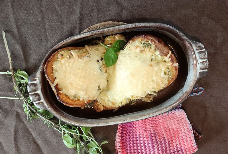 Gefüllter Butternutkürbis aus dem Ofen