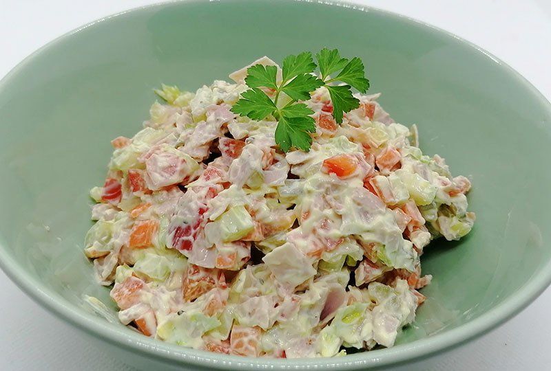 Gemischter Salat mit Schinken und Quarkcreme