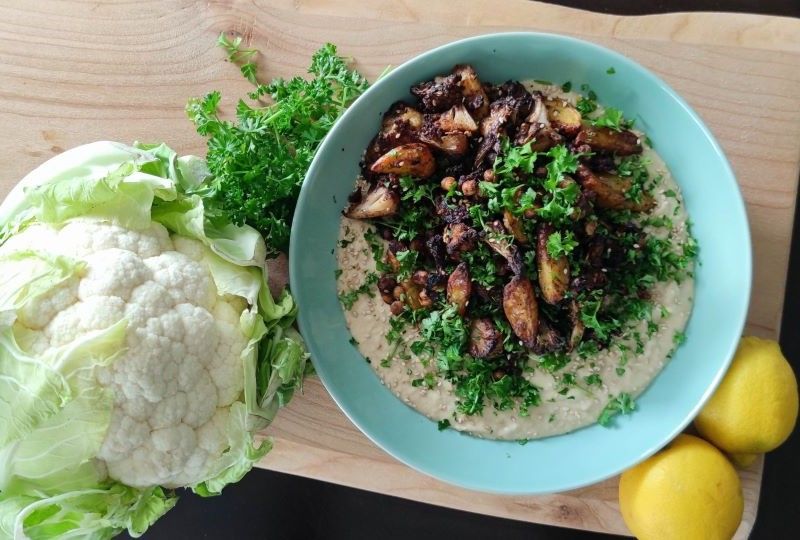 Gerösteter Blumenkohl auf Hummusbett Gerösteter Blumenkohl auf Hummusbett