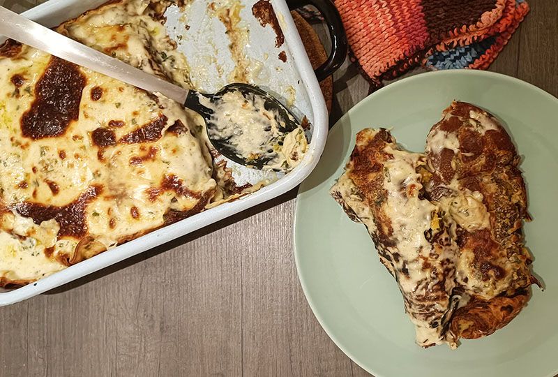 Gratinierte Kräuterpfannkuchen mit Linsen-Kohlrabi-Füllung Gratinierte Kräuterpfannkuchen mit Linsen-Kohlrabi-Füllung