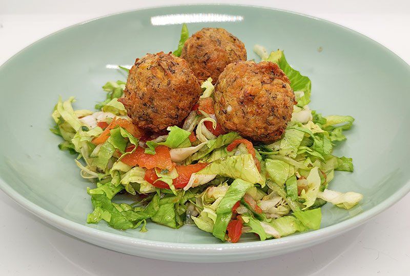 Karotten-Halloumi-Bällchen auf Salat