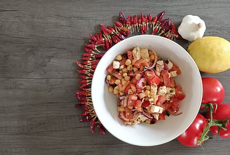 Kichererbsensalat mit Tomaten und Feta