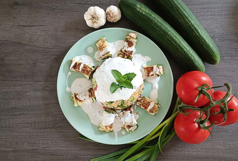 Lachs-Zucchini-Päckchen mit Bulgur und Minzdressing