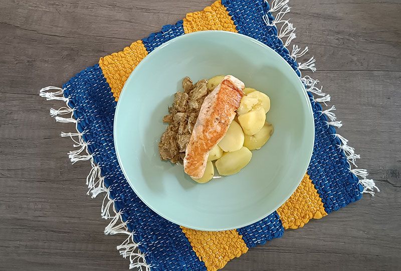 Lachs auf Gurkengemüse