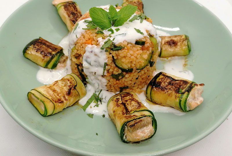 Lachs-Zucchini-Päckchen mit Bulgur und Minzdressing Lachs-Zucchini-Päckchen mit Bulgur und Minzdressing