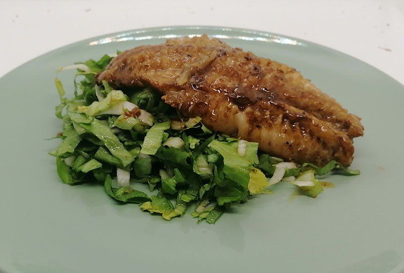 Marinierte Rotbarschfilets an Endiviensalat Marinierte Rotbarschfilets an Endiviensalat