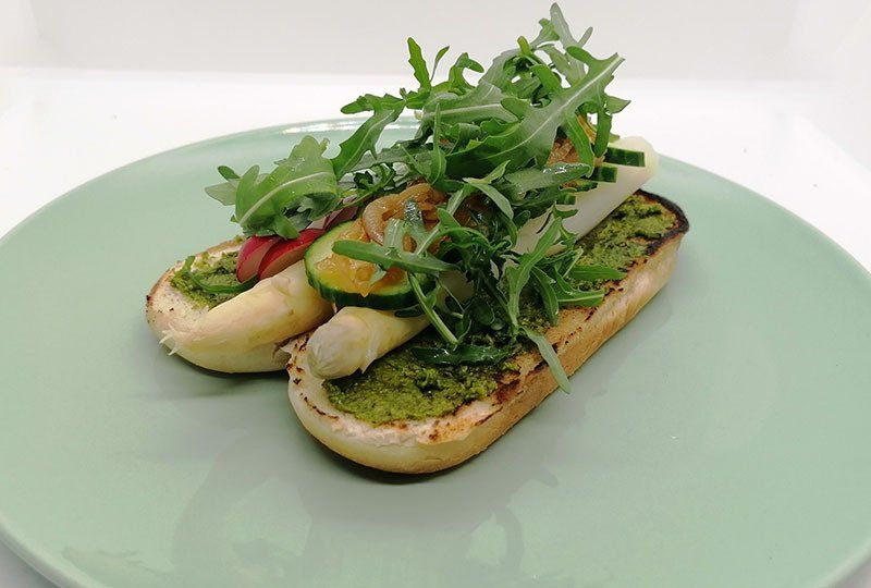 Spargeldog mit Bärlauchpesto