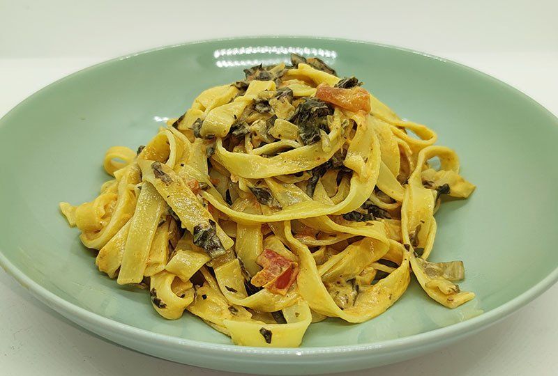 Tagliatelle mit Mangold, Tomaten und Senf-Sahne