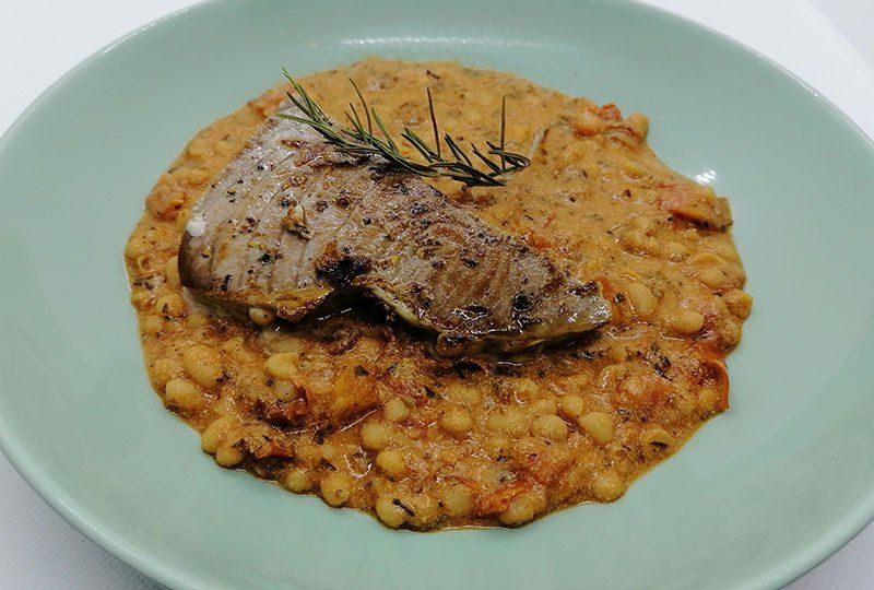 Tomaten-Bohnengemüse mit Thunfischsteaks Tomaten-Bohnengemüse mit Thunfischsteaks