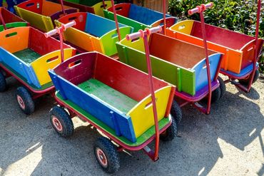 Bollerwagen voller Spielzeug CSR Social Event Firma