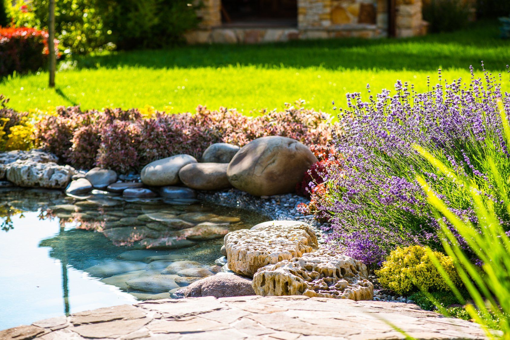 Garten mit Steinen