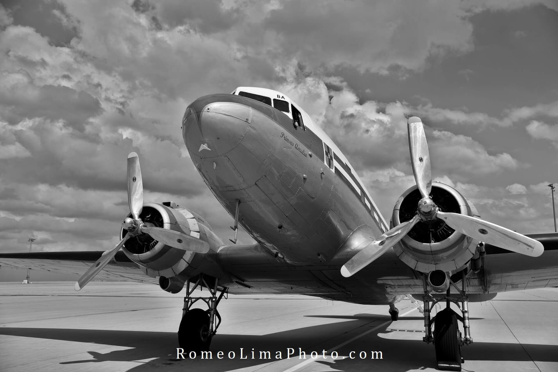 Foto vom Flugzeug Douglas DC-3 als Business und Industriefoto