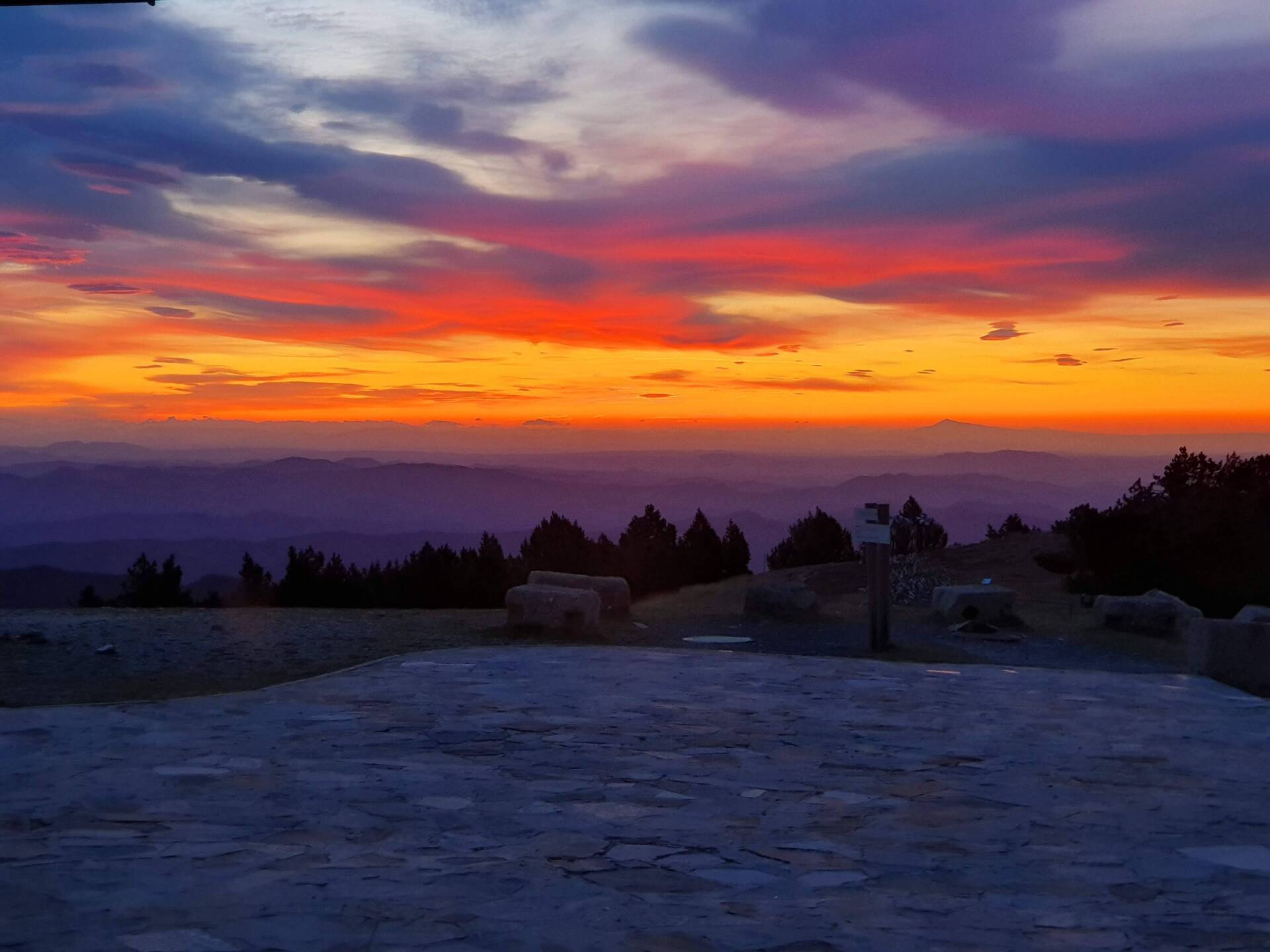 Restaurant, gîtes, randonnées, VTT, trail, 4000 marches ...