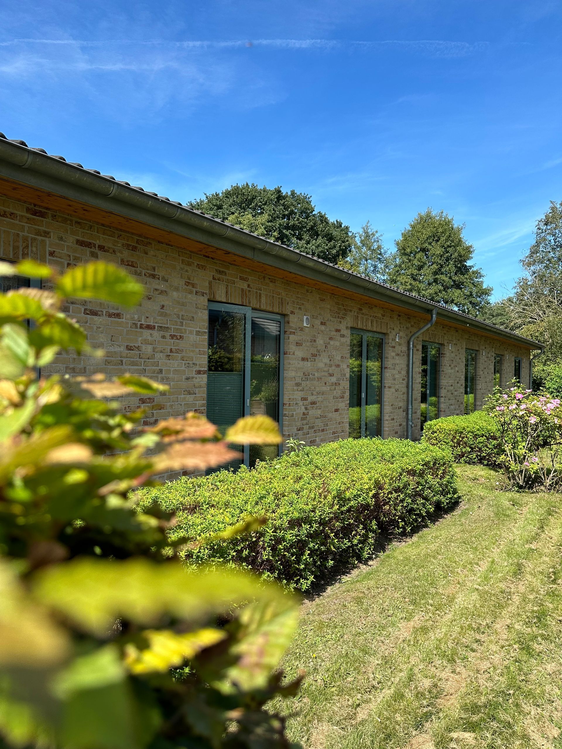 Lebenswert Demenz Wohngemeinschaft 1 hat Zimmer mit bodentiefen Fenster zum schön angelegten Garten