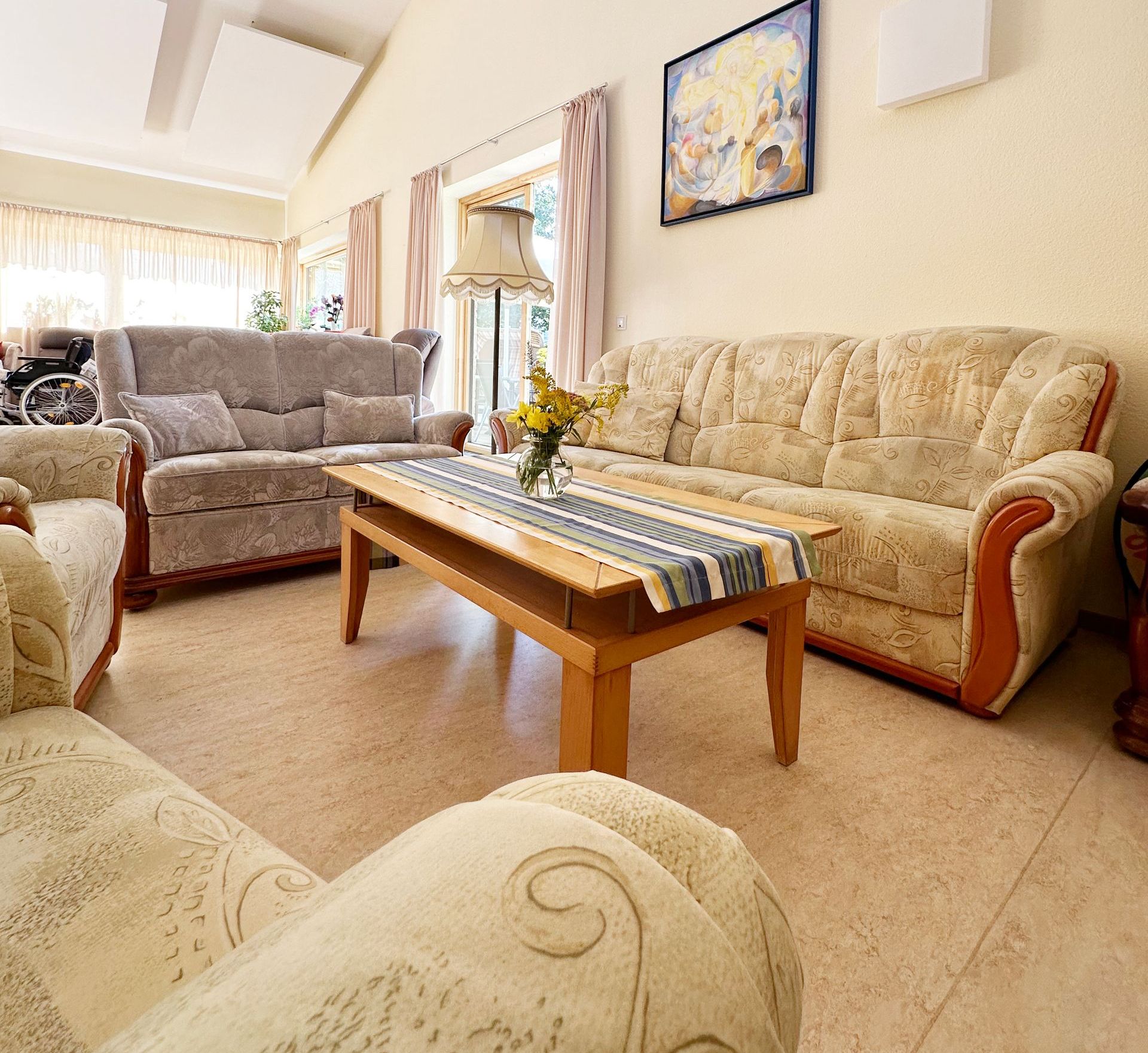 Lebenswert Demenz Wohngemeinschaft 1 hat eine gemütliche Fernsehecke