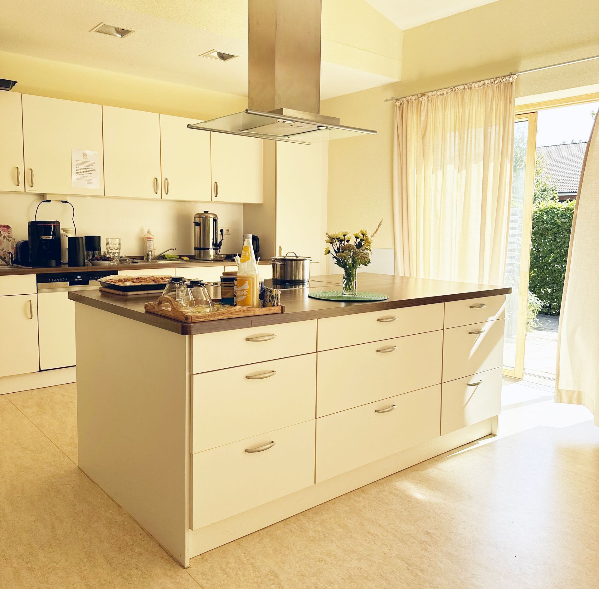 Lebenswert Demenz Wohngemeinschaft 1 hat eine offene Küche zum gemeinsamen Kochen