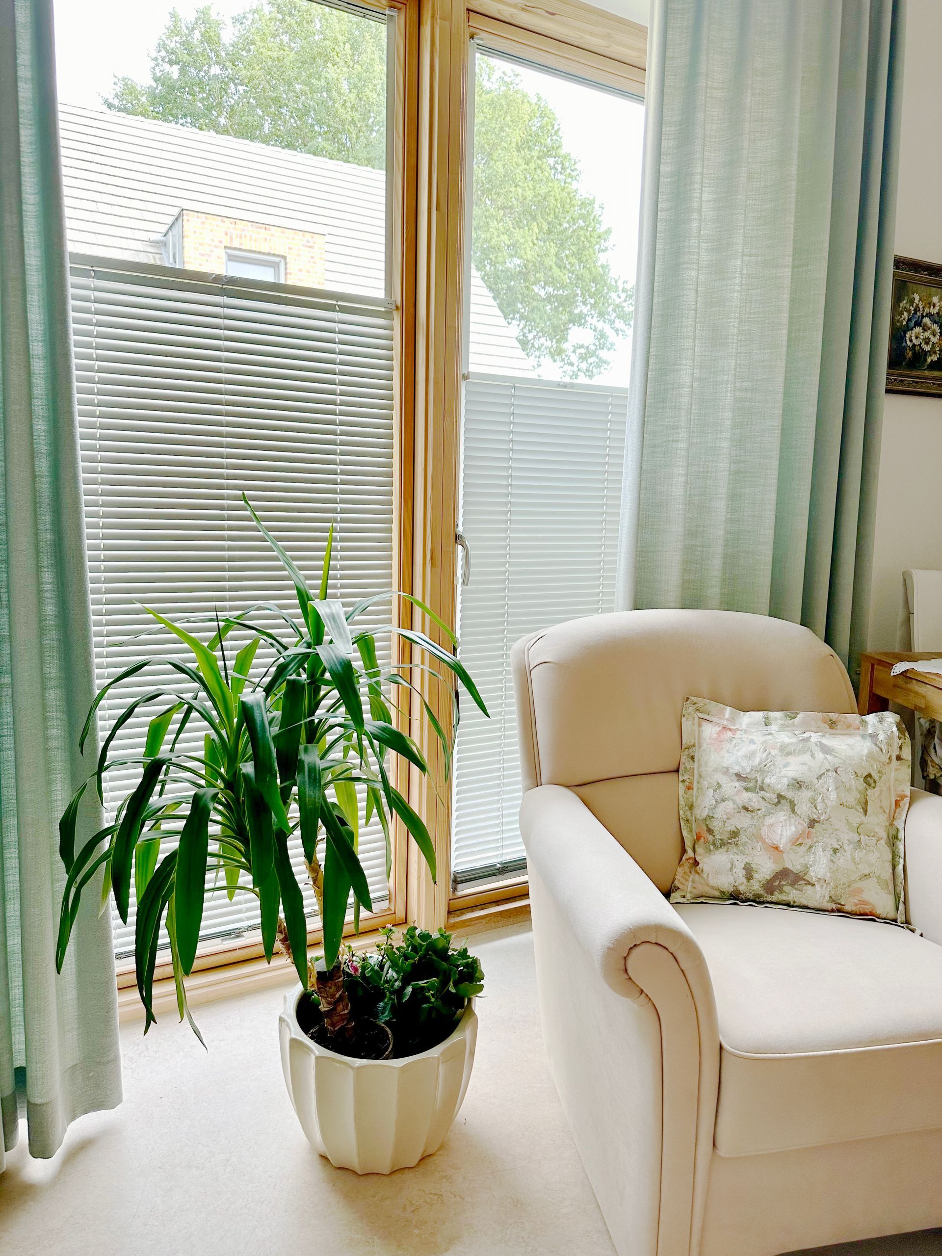 Lebenswert Demenz Wohngemeinschaft 1 helle gemütliche Zimmer mit Blick ins Grüne