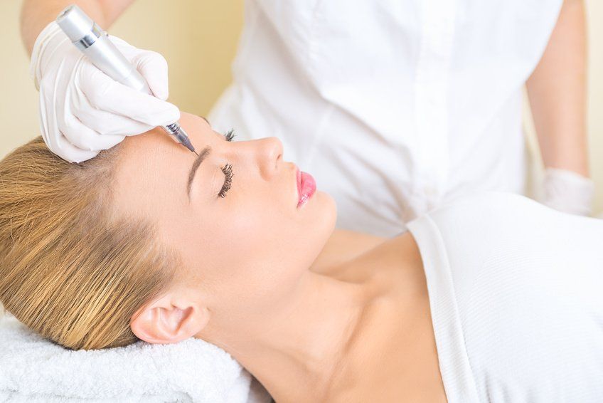 MAQUILLAGE PERMANENET SOURCILS VAR MAQUILLAGE PERMANENT BOUCHE OLLIOULES TATOUAGE SOURCILS 83 DERMOPIGMENTATION LEVRES VAR MICROBLADING TOULON