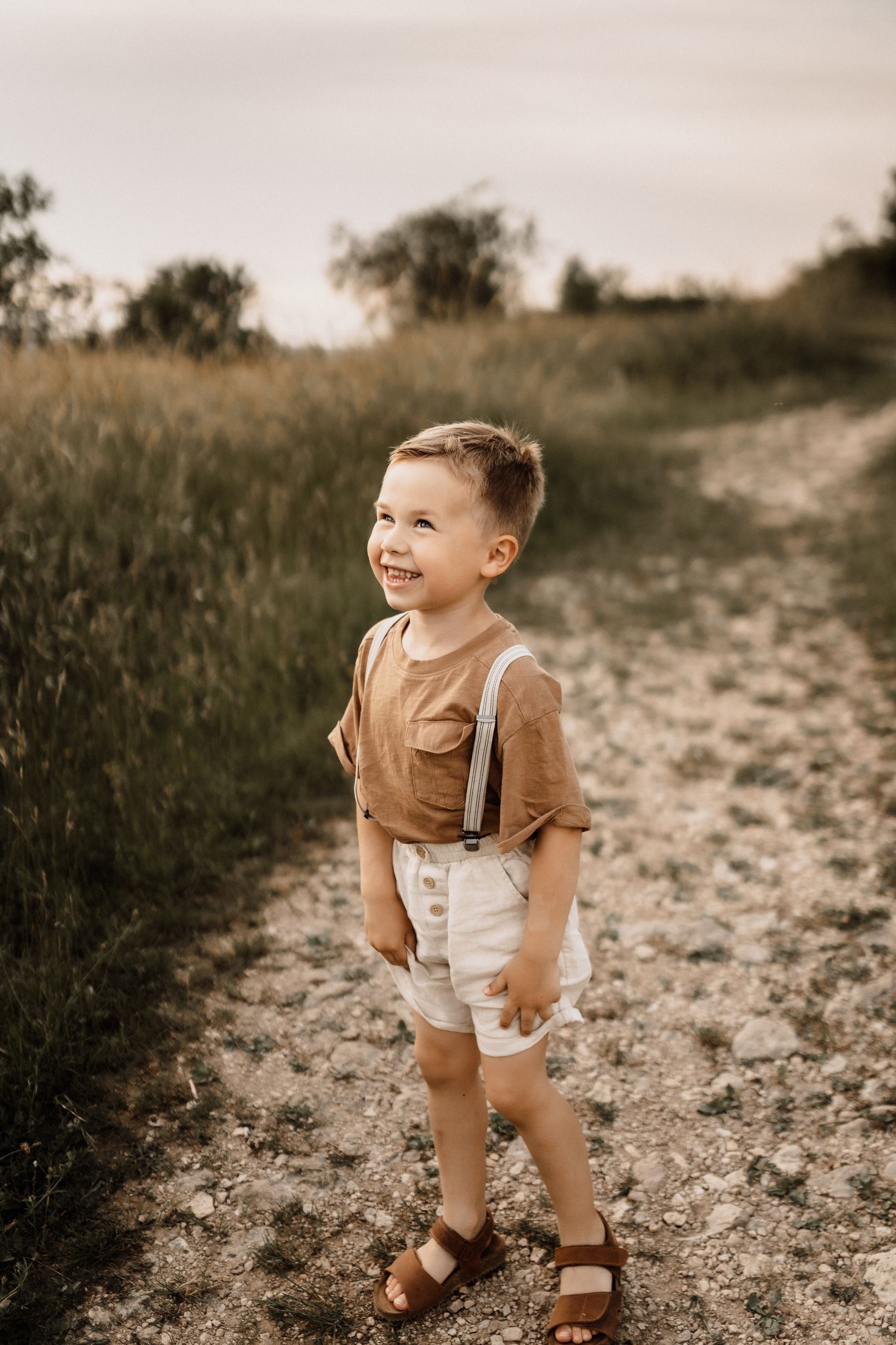 familienshooting eltern mit kinder in der natur im steinbruch