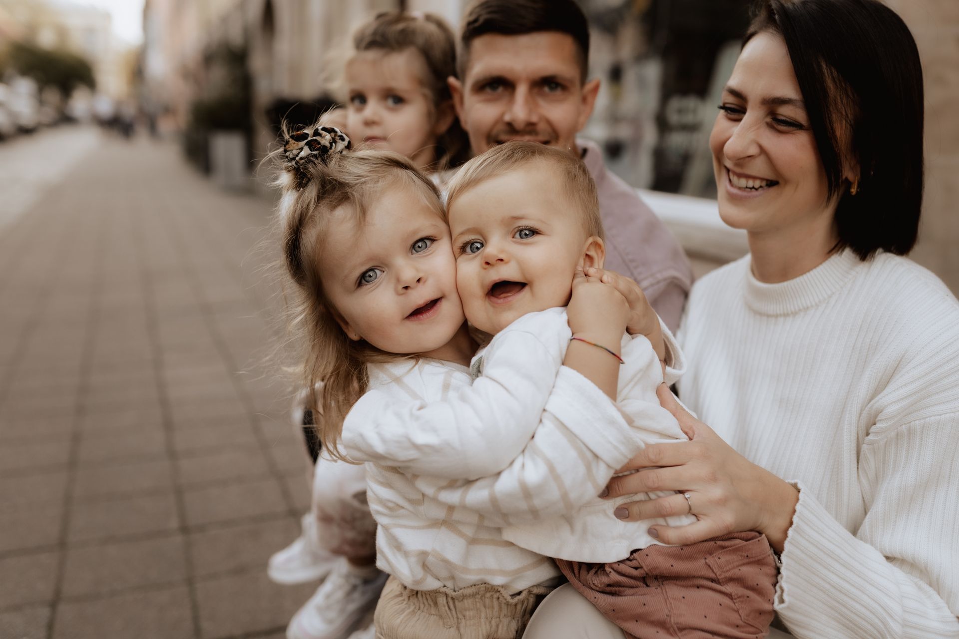 familienshooting eltern mit kinder in der stadt