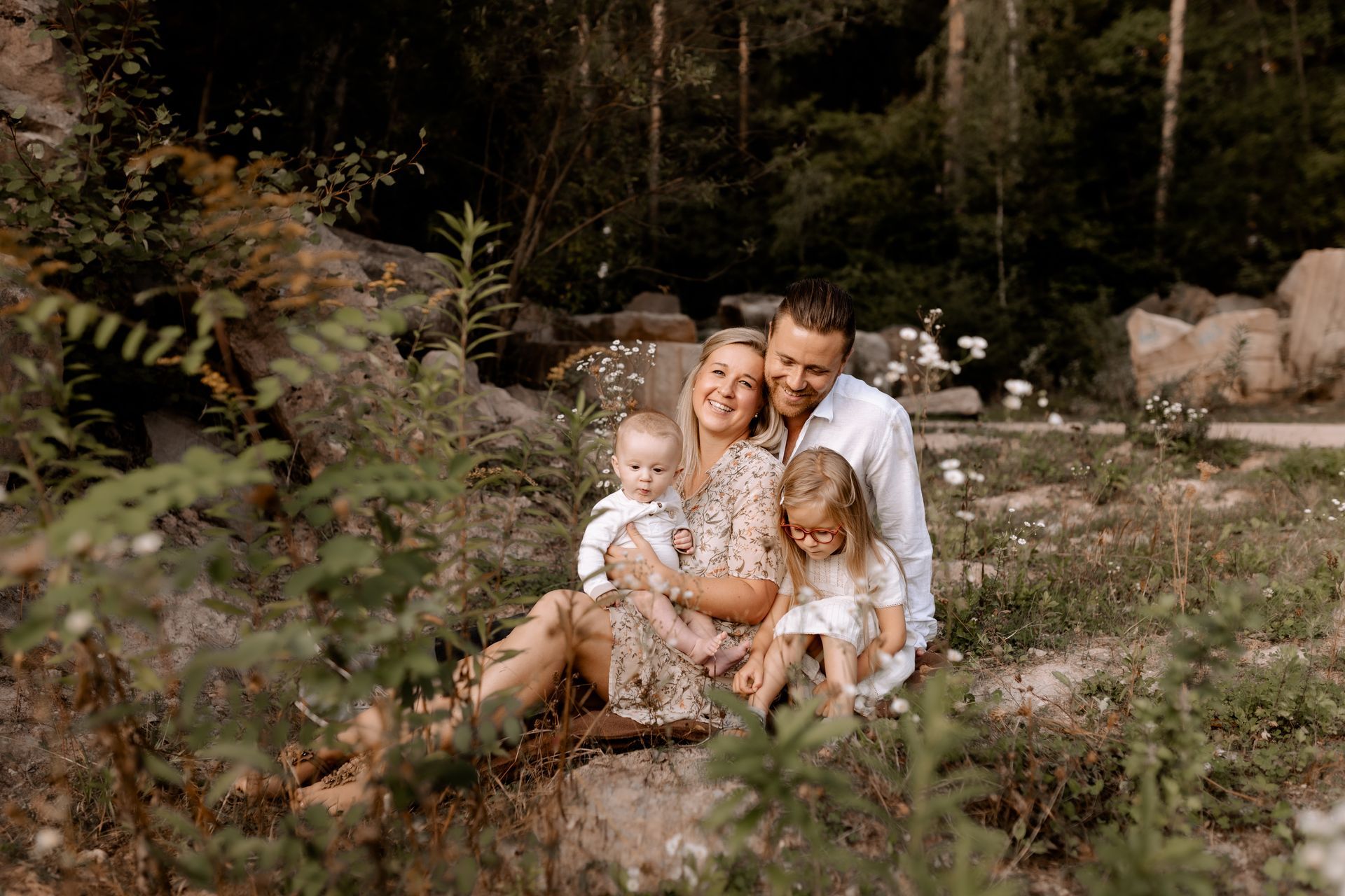 familienshooting eltern mit kinder in der natur im steinbruch