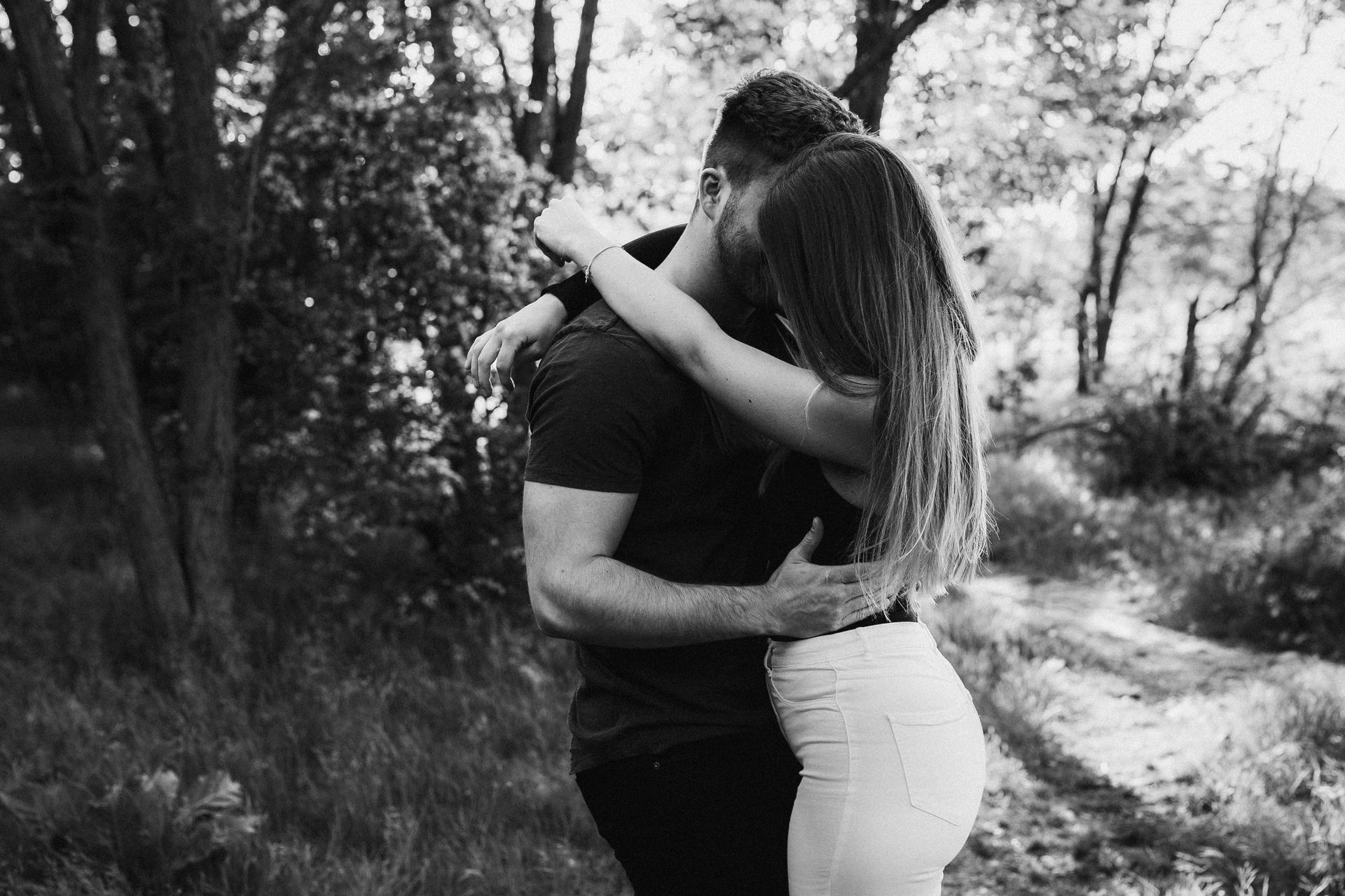 paarshooting pärchen mann und frau in der natur