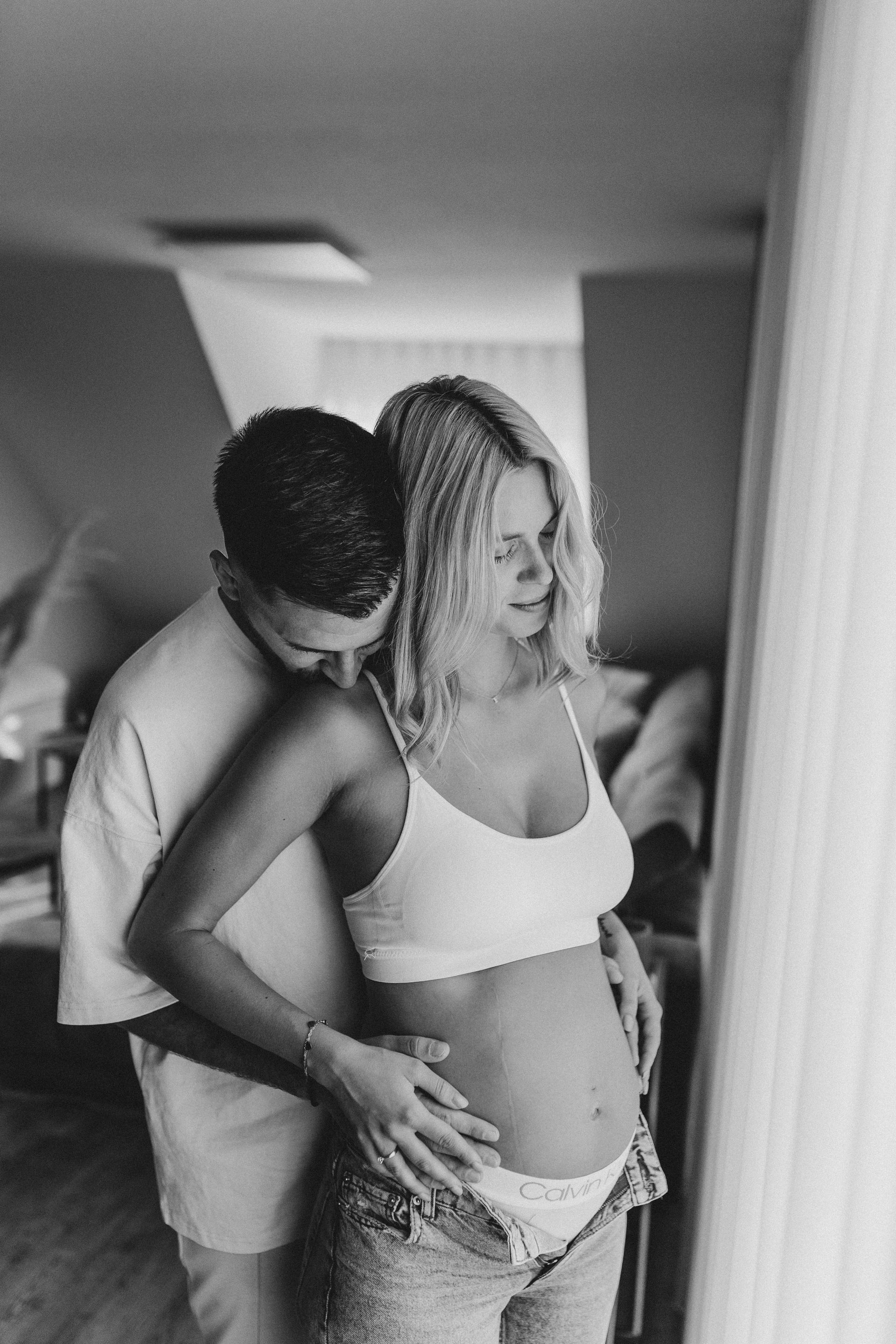Babybauchshooting Schwangerschaft indoor Studio Paar schwarz weiß