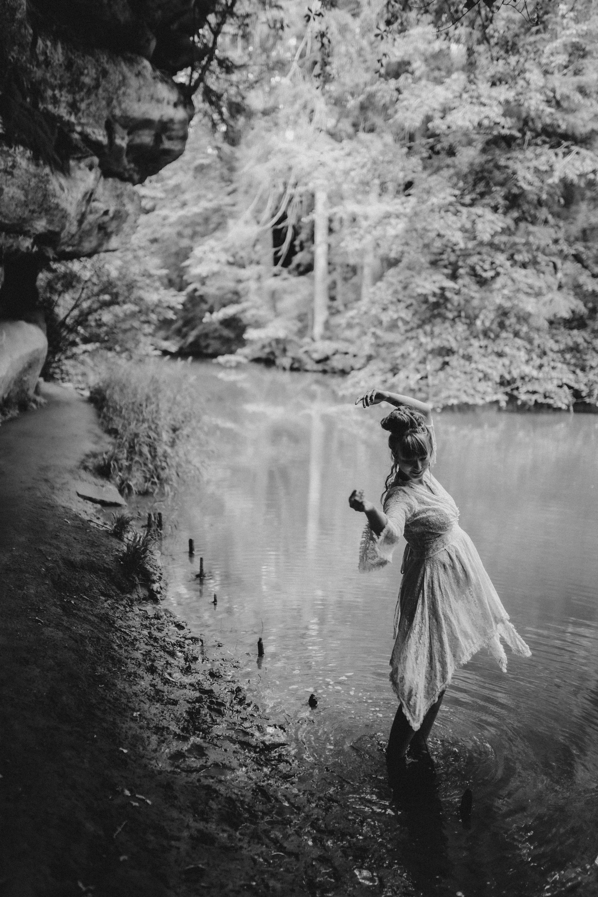 Babybauchshooting Schwangerschaft outdoor schwarz weiß