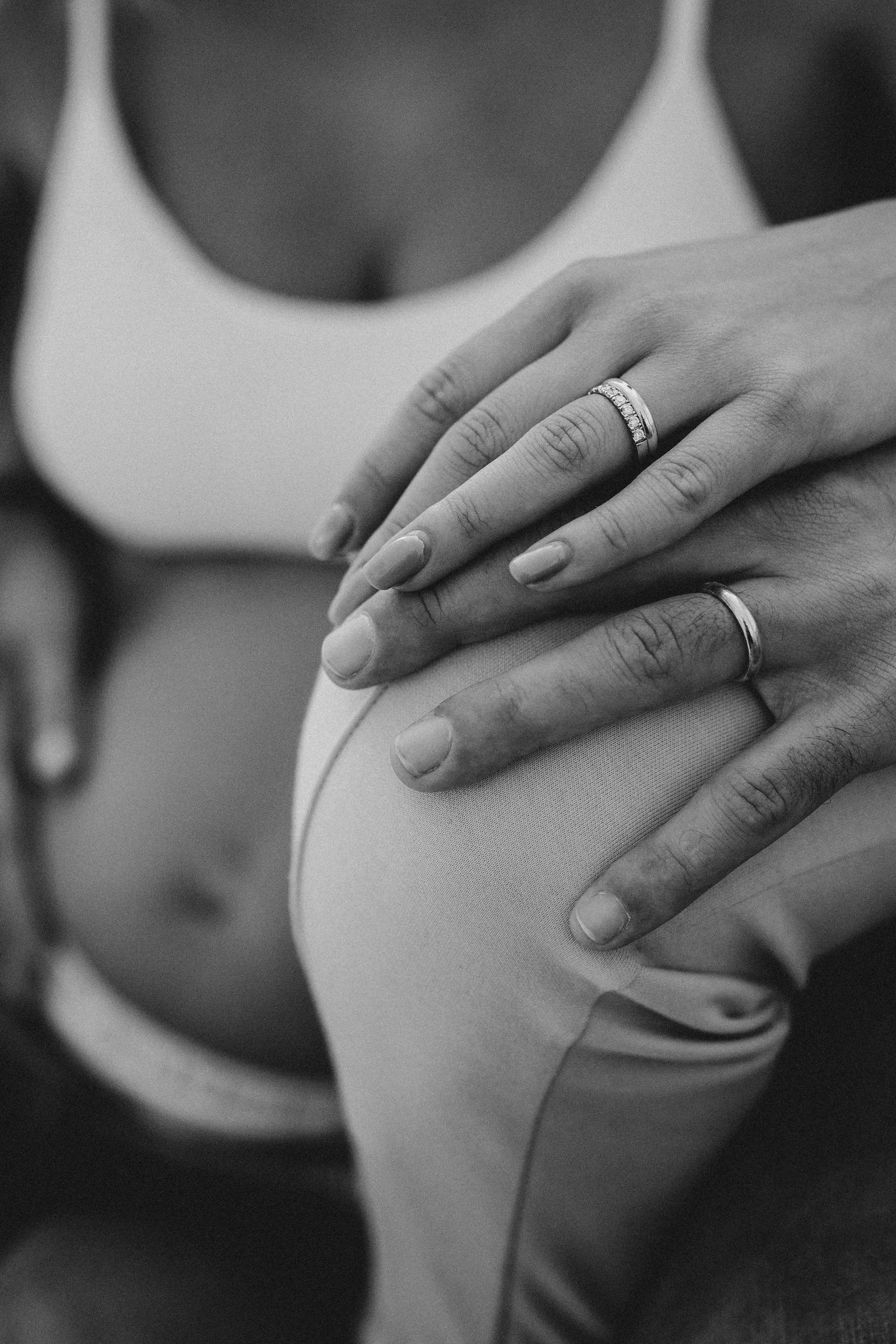 schwangerschaft babybauchshooting werdende eltern auf detailsbild hände homeshooting