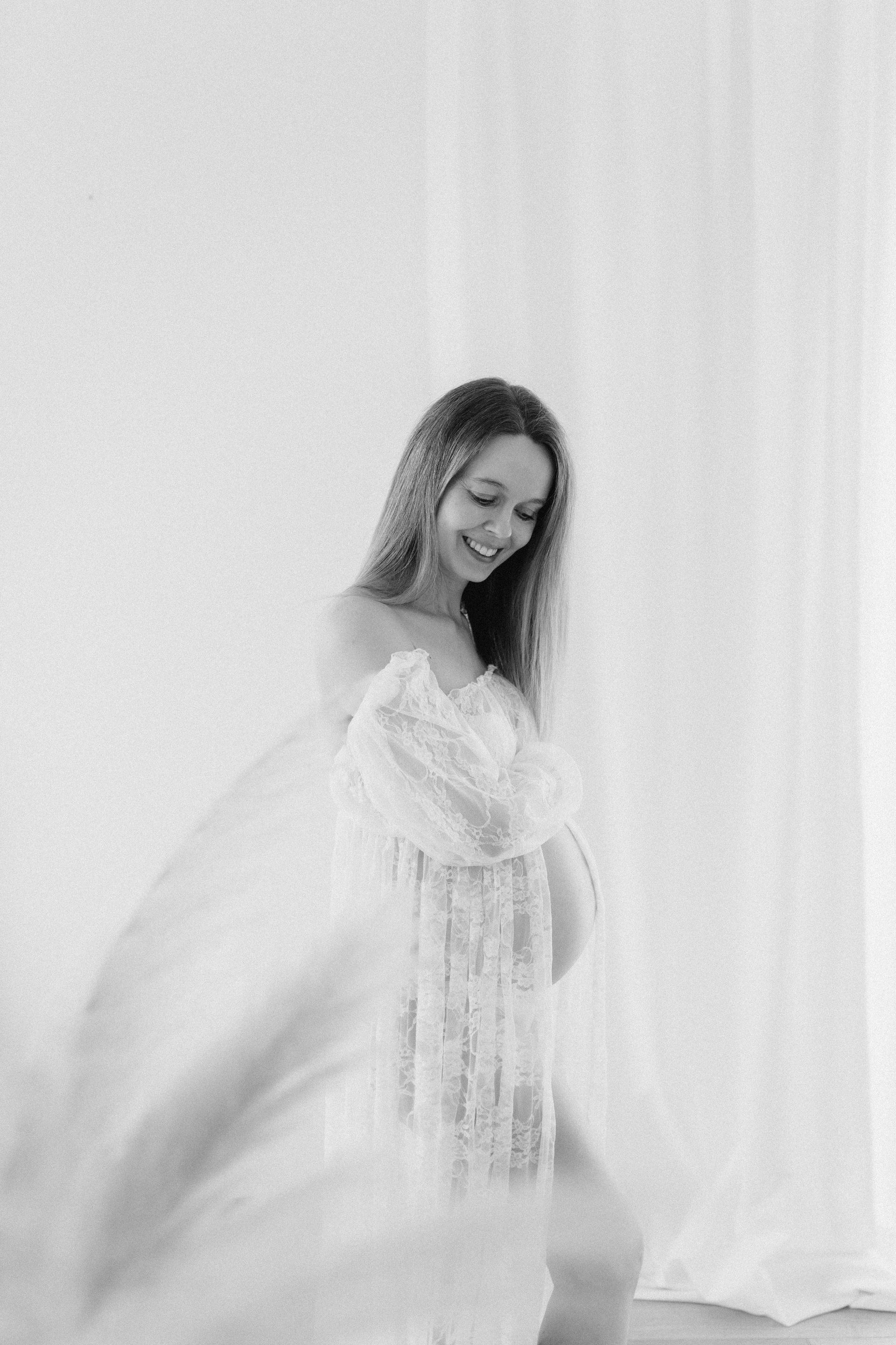 Babybauchshooting Schwangerschaft indoor Studio schwarz weiß