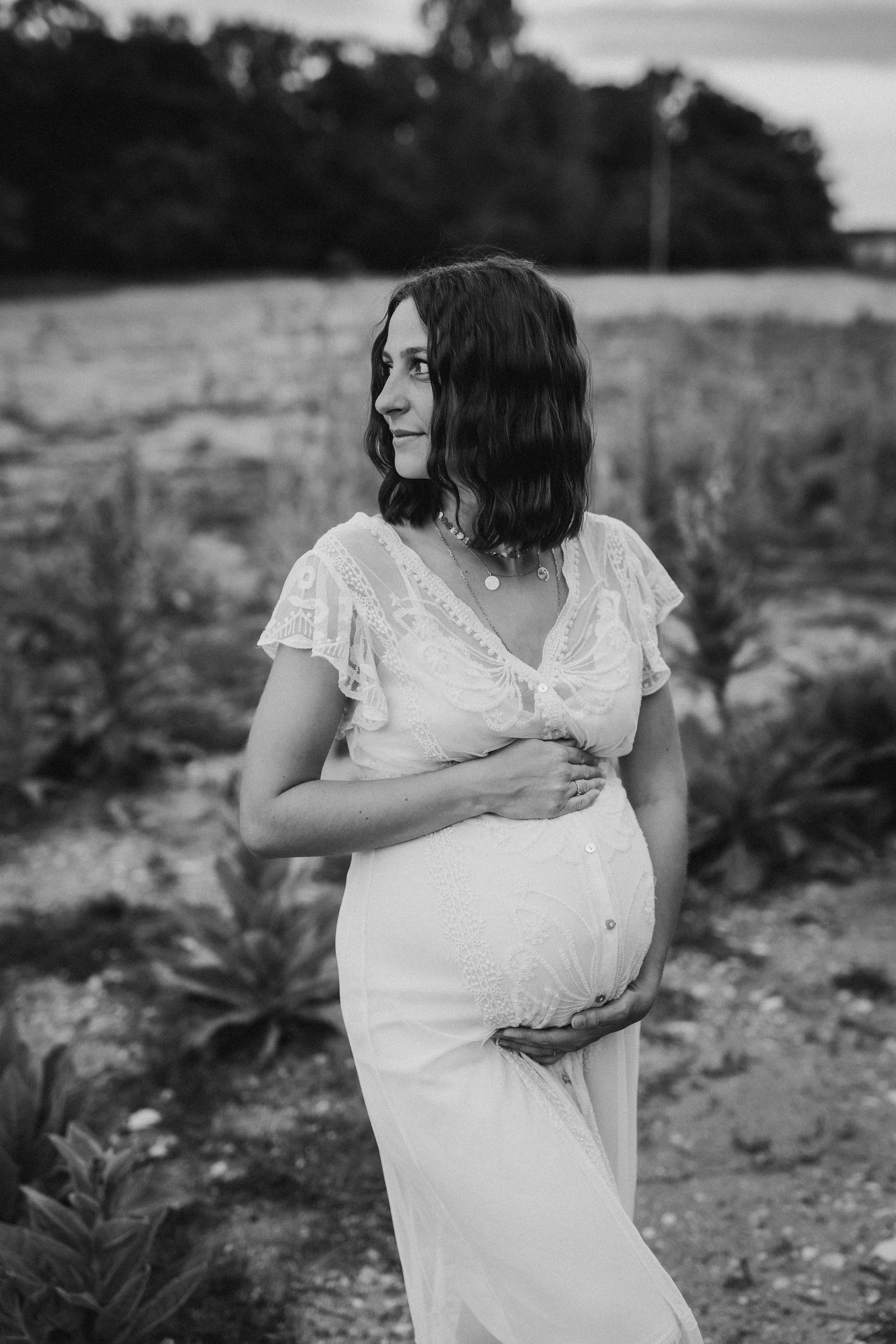 Babybauchshooting Schwangerschaft outdoor schwarz weiß