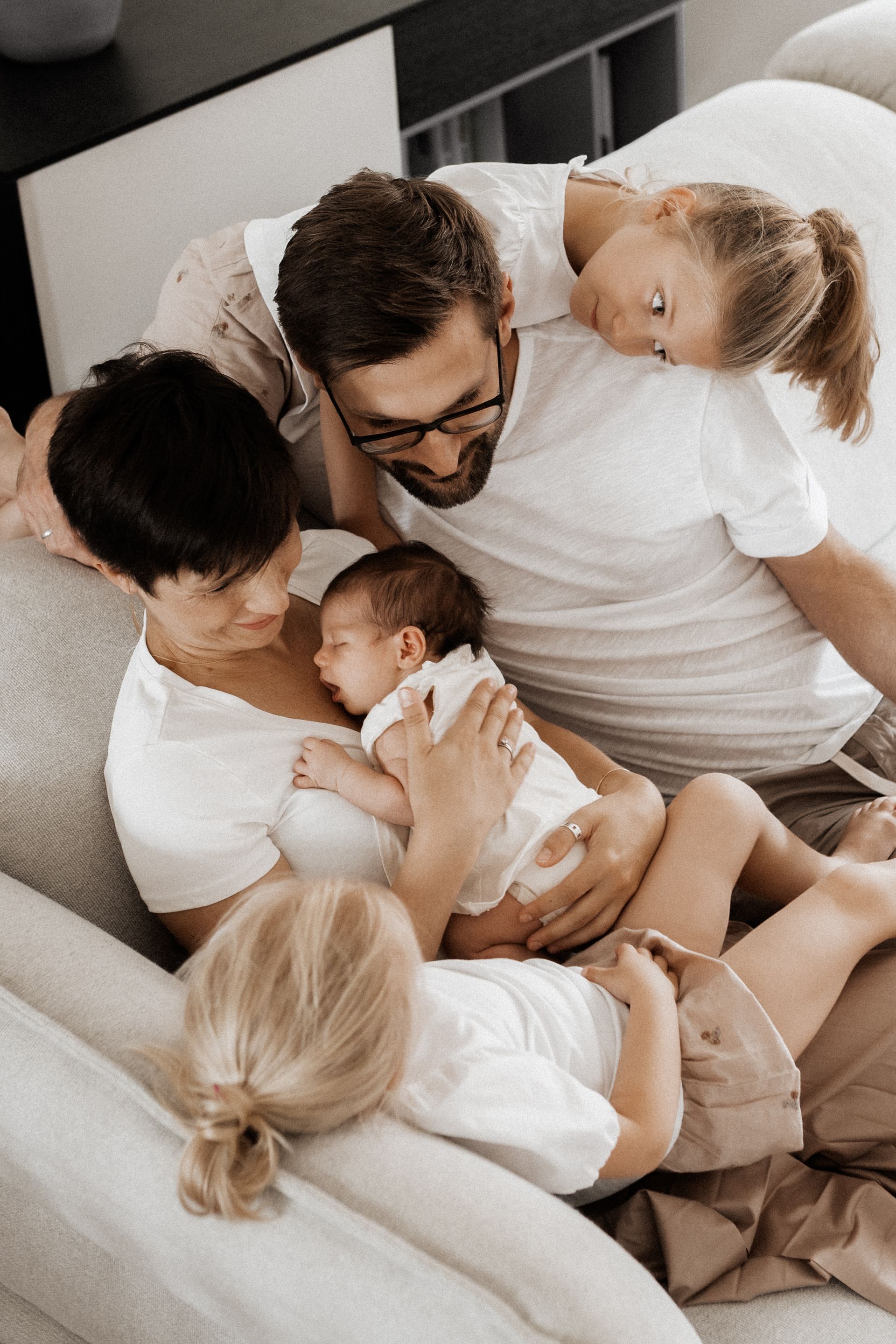 newbornshooting als homestory baby mit Familie