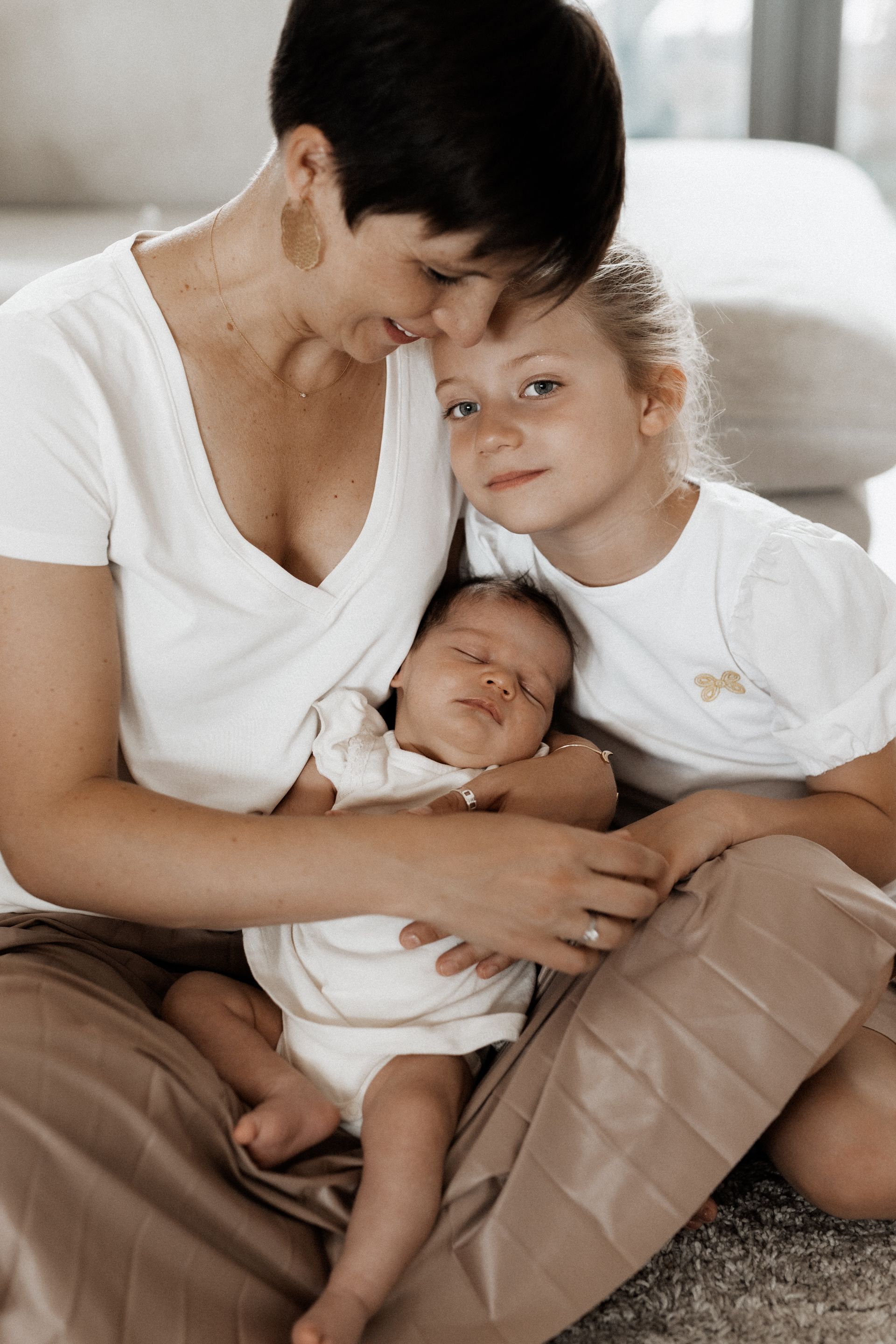 newbornshooting als homestory baby mit familie