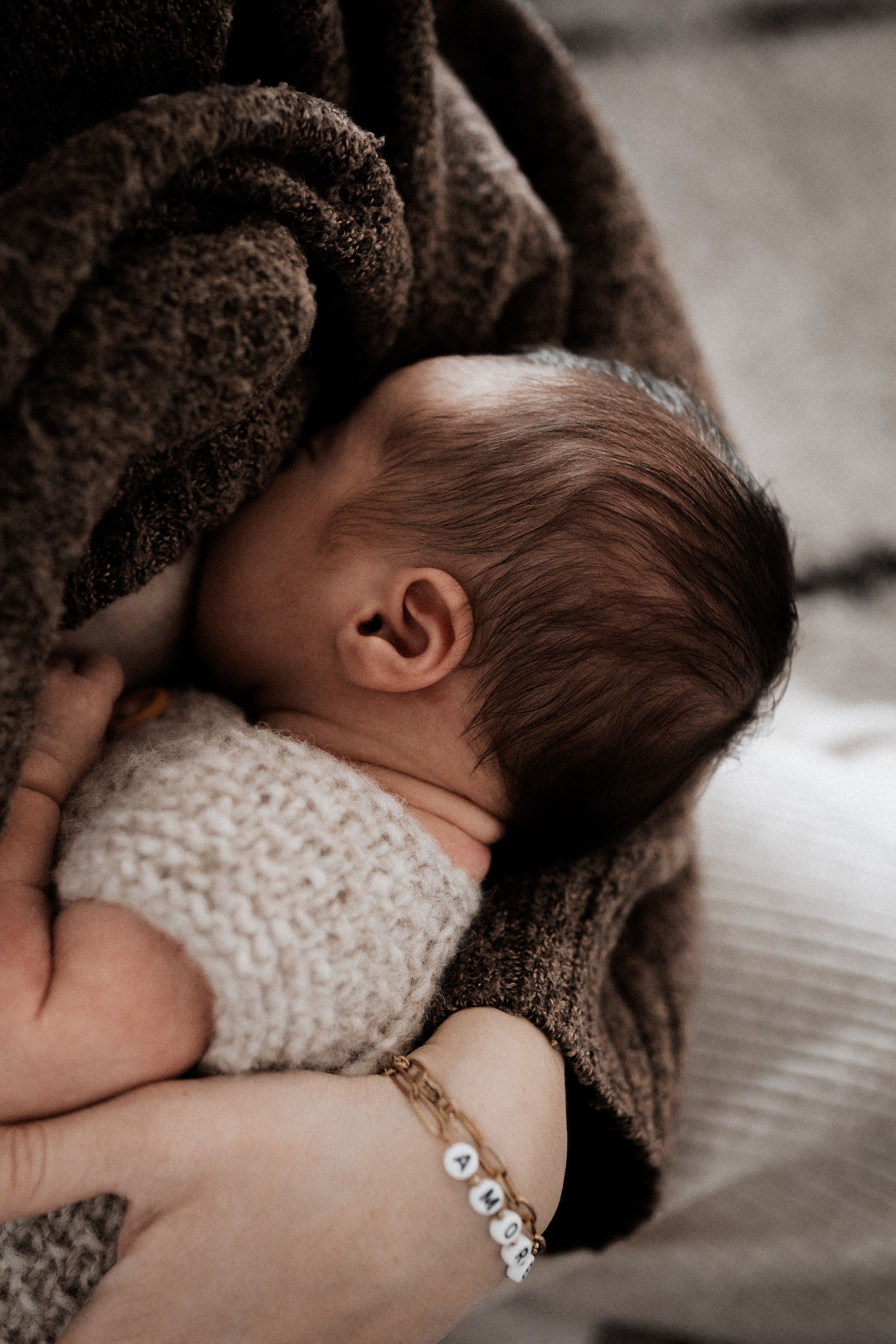newbornshooting als homestory detailbild stillen