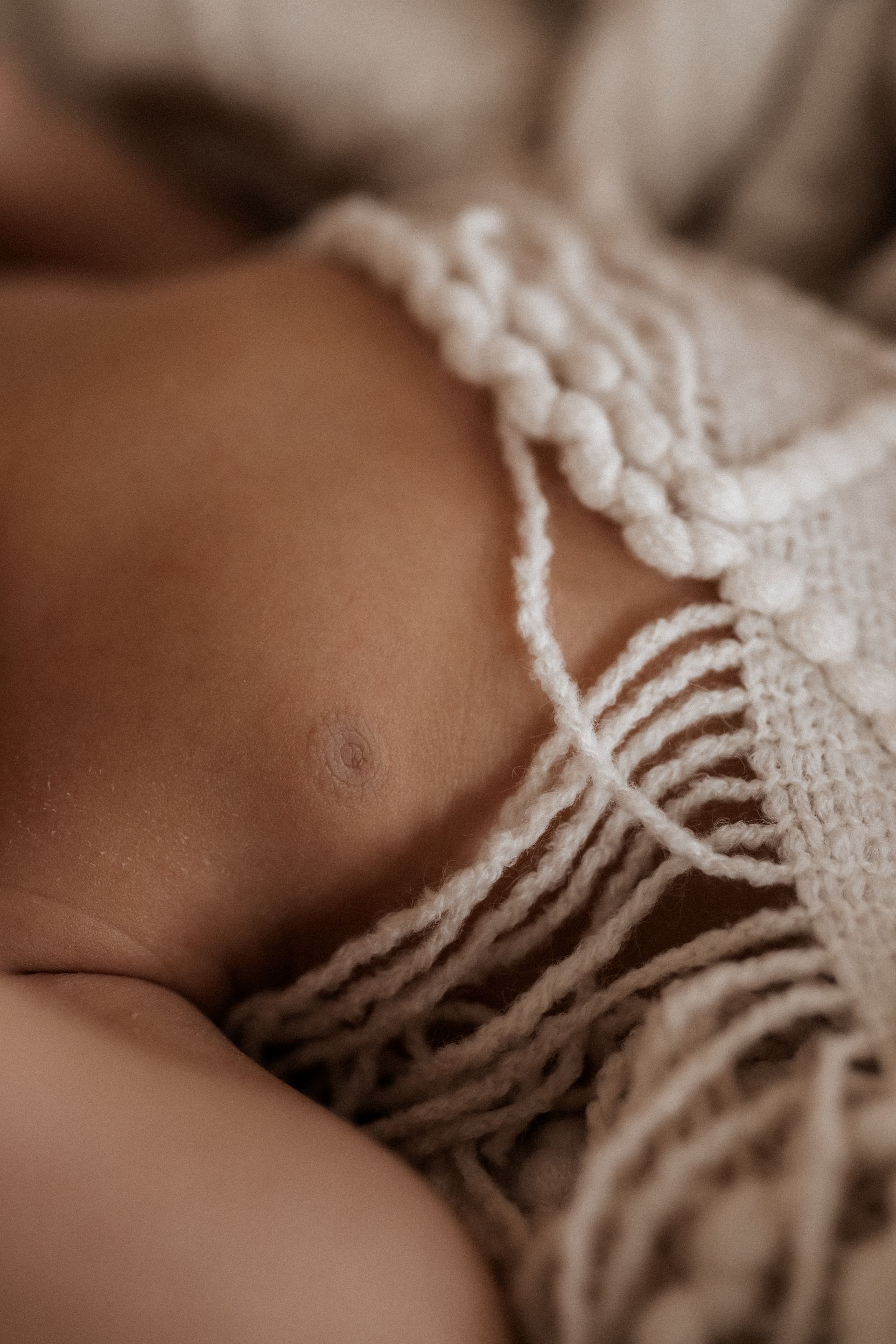 newbornshooting als homestory detailbild babybauch