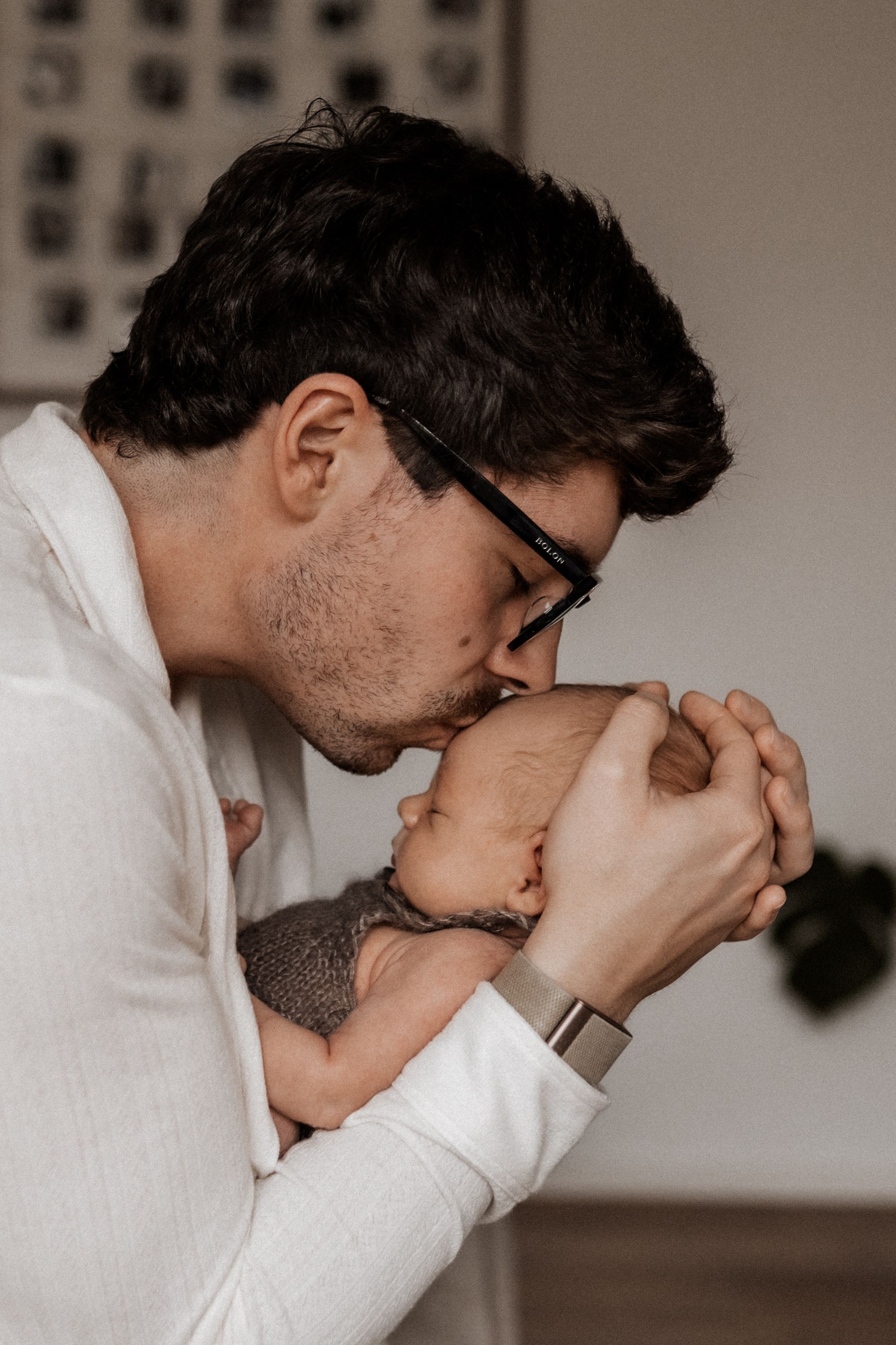 newbornshooting als homestory baby mit papa