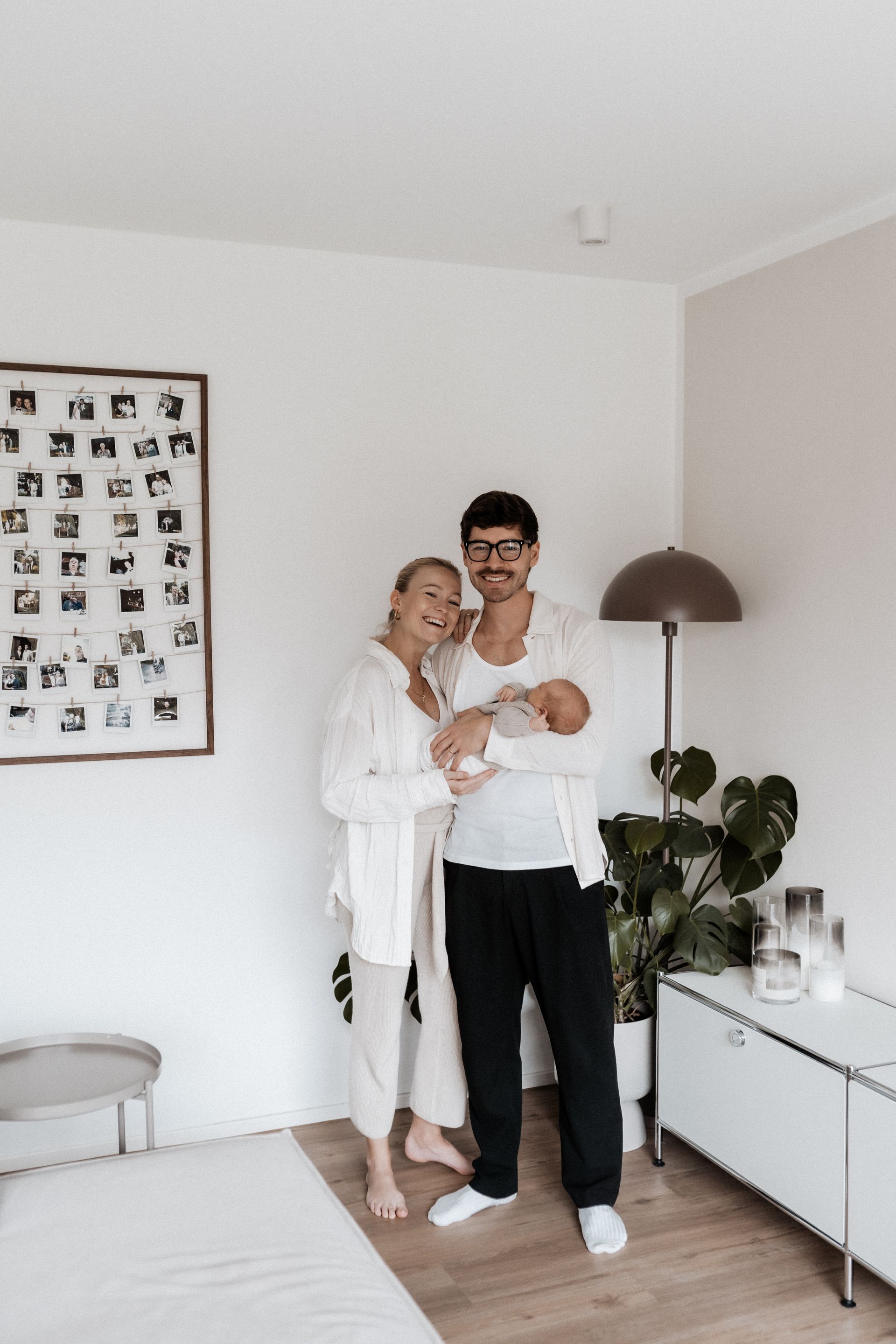 newbornshooting als homestory baby mit eltern