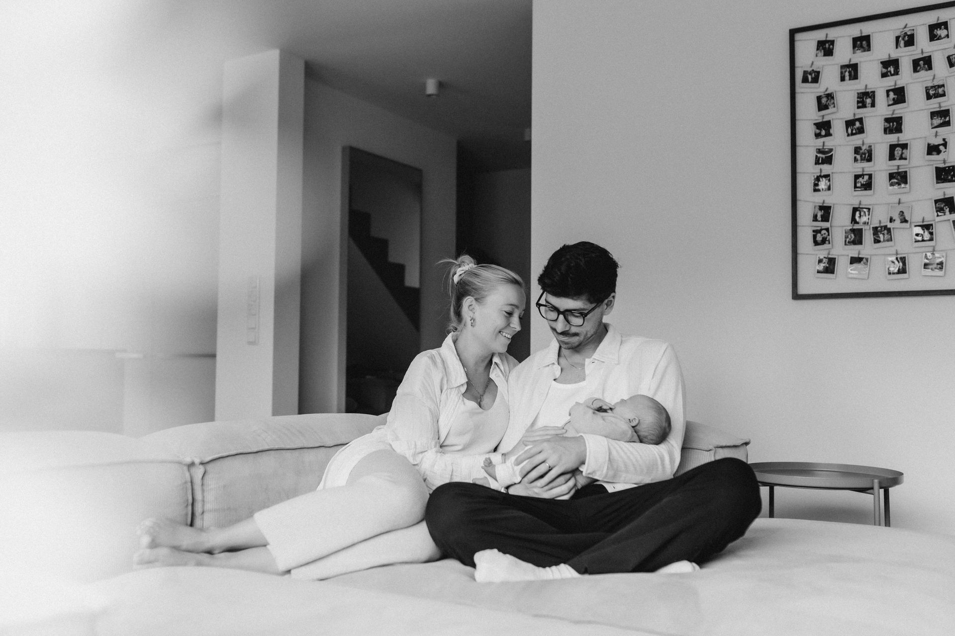 newbornshooting als homestory baby mit eltern