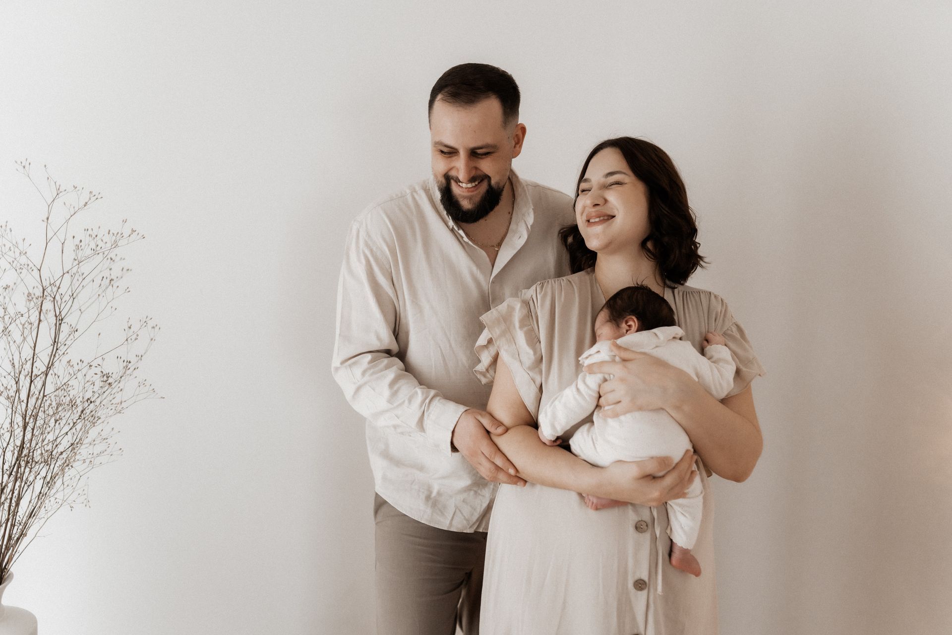 newbornshooting im studio baby mit eltern