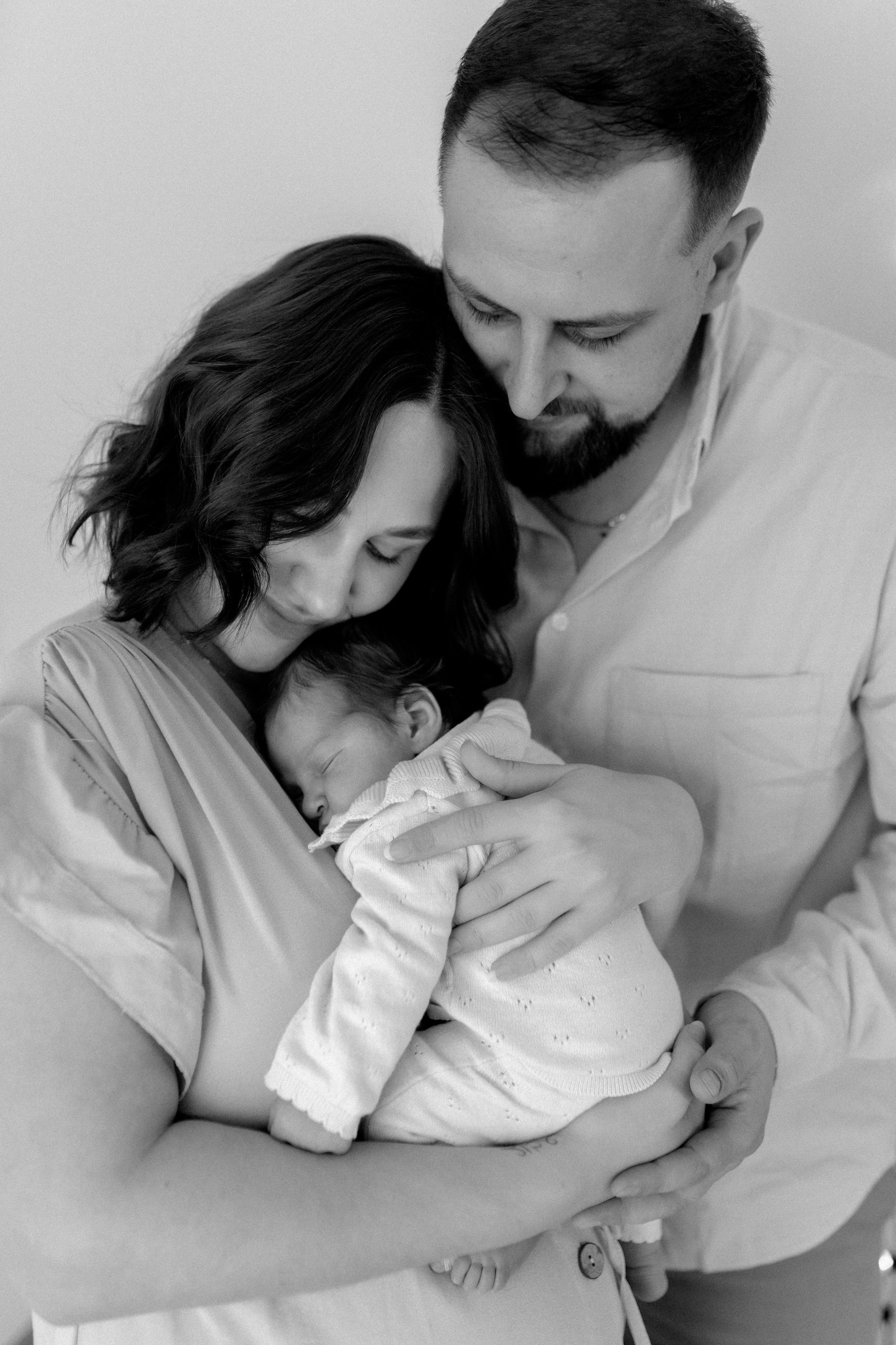 newbornshooting im studio baby mit eltern